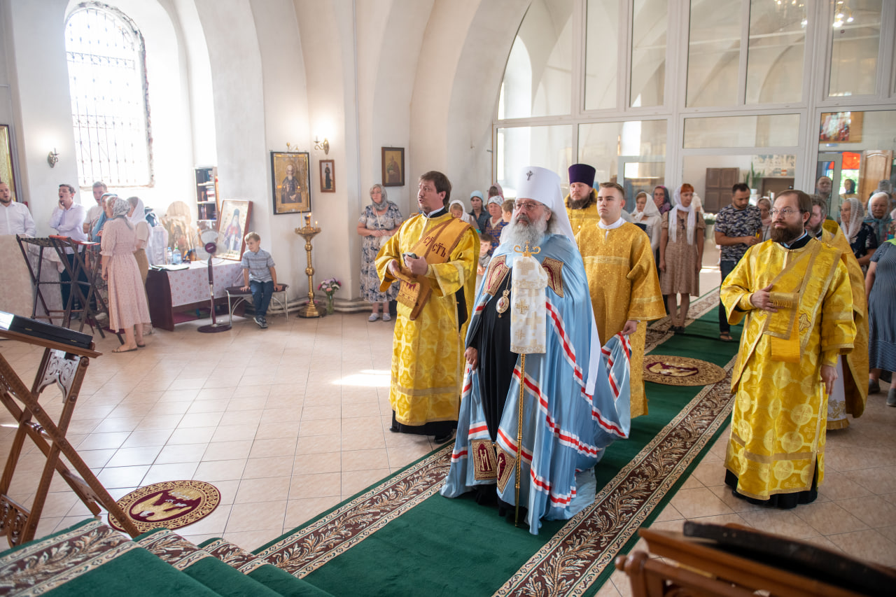 В Неделю 10-ю по Пятидесятнице митрополит Кирилл совершил Литургию в Успенском храме в селе Богородское