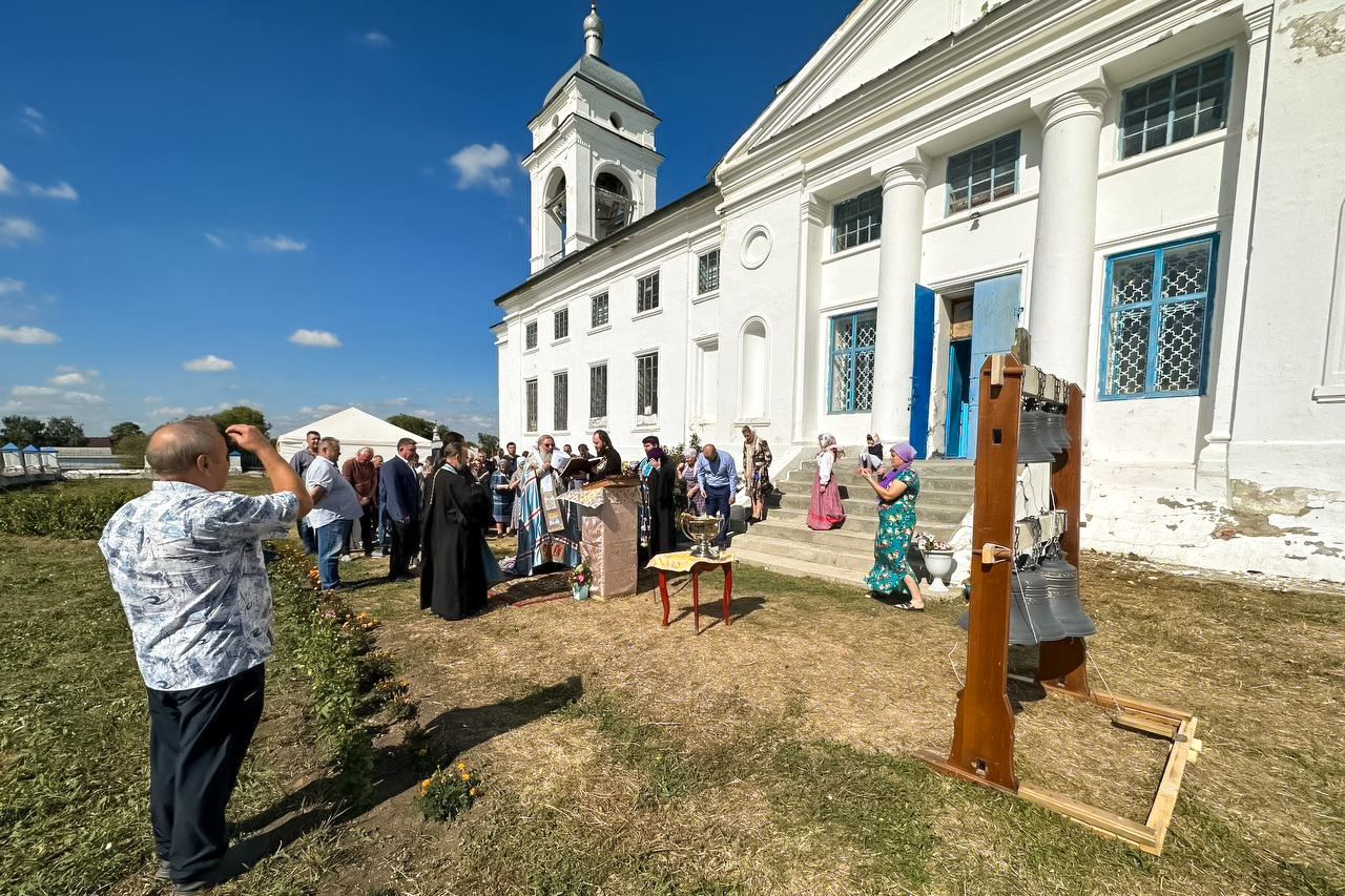 Митрополит Кирилл освятил колокола Казанского храма в селе Старое Чурилино
