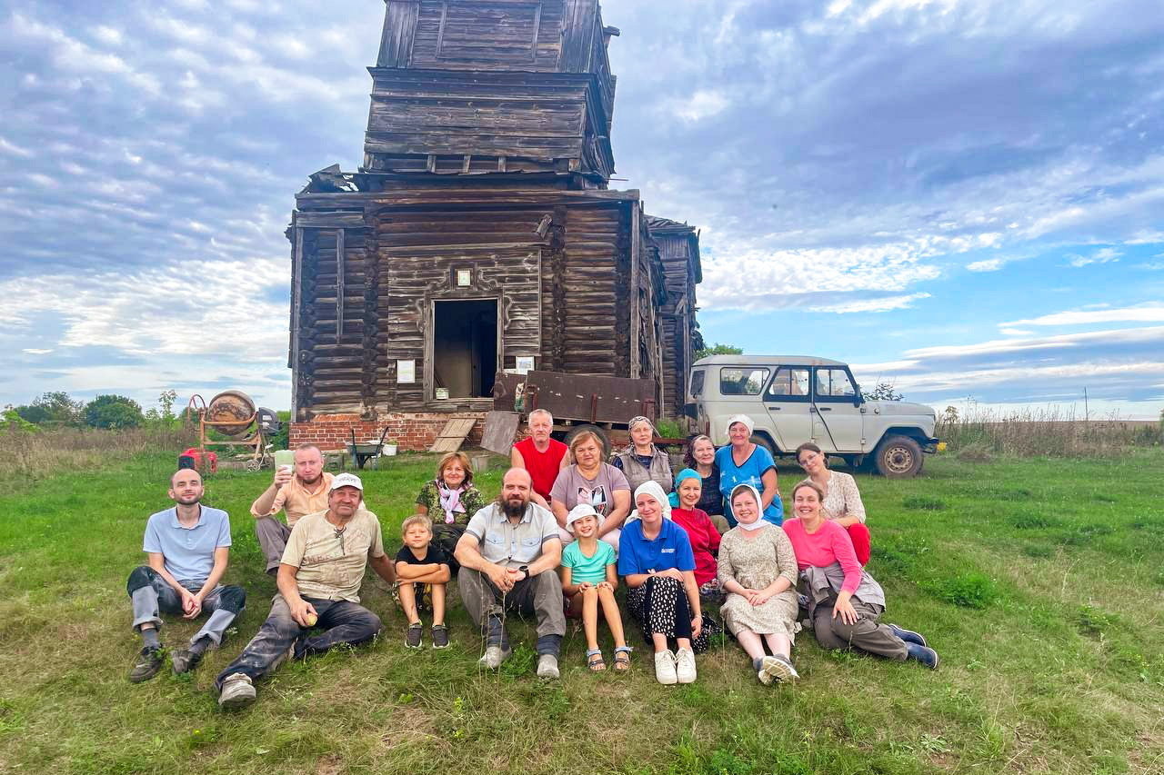 Прихожане Софийского храма Казани участвуют в возрождении церкви Казанских святителей в деревне Люткино