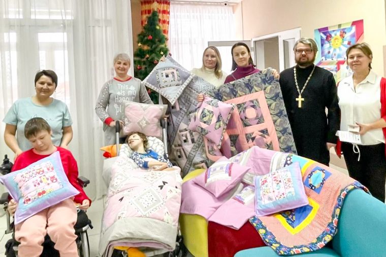 Добровольцы службы «Милосердие — Казань» передали пациентам хосписа подарки ручной работы