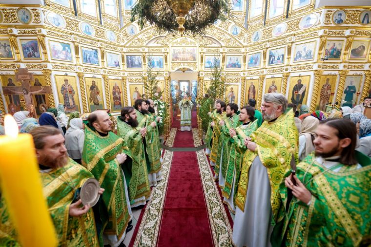 Митрополит Кирилл возглавил престольные торжества в Серафимовском храме Казани