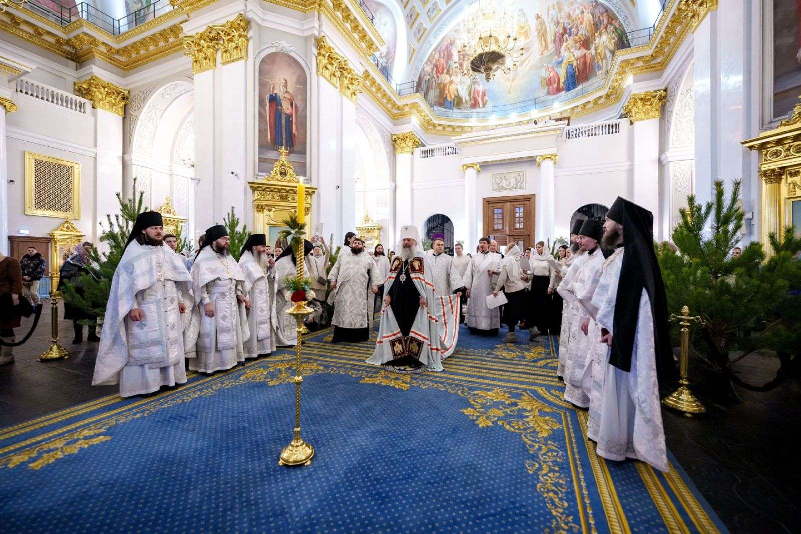 В Рождественский сочельник митрополит Кирилл совершил Литургию в Казанском кафедральном соборе