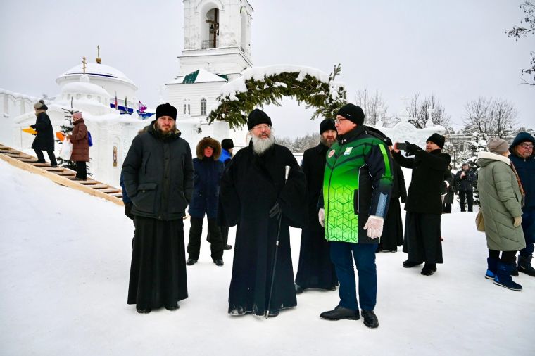 Митрополит Кирилл посетил Рождественский фестиваль ледовых и снежных скульптур «Лёд и свет»