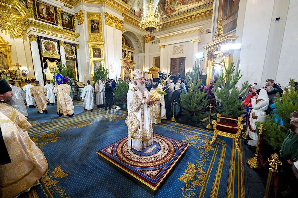 В Рождественскую ночь митрополит Кирилл совершил праздничную Литургию в Казанском соборе столицы Татарстана