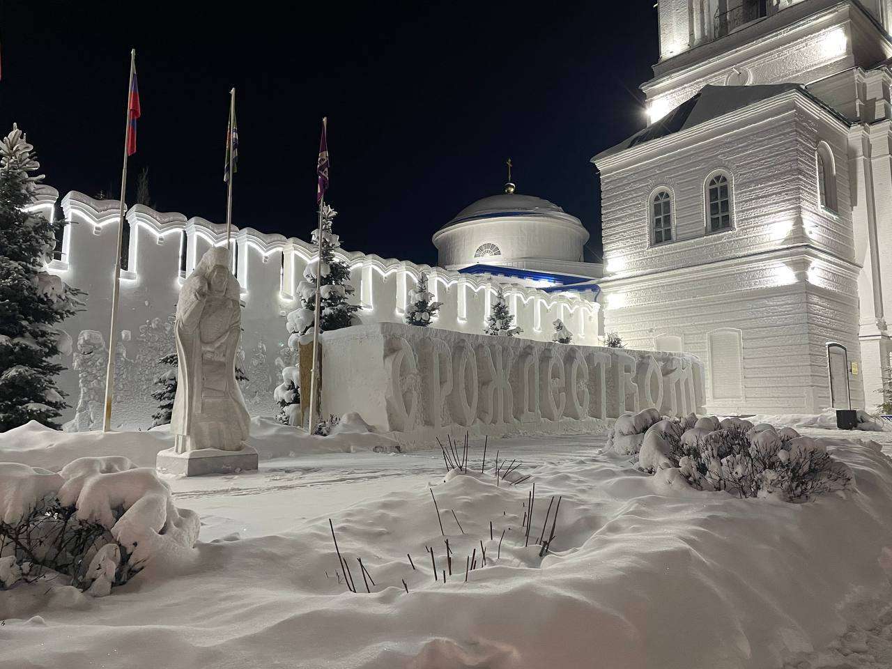 В Раифском монастыре проходит Рождественский фестиваль ледовых и снежных скульптур «Лёд и свет»