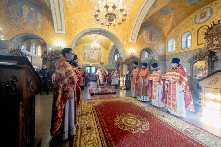 В день памяти мучеников Казанских митрополит Кирилл совершил Литургию в Успенском Зилантовом монастыре