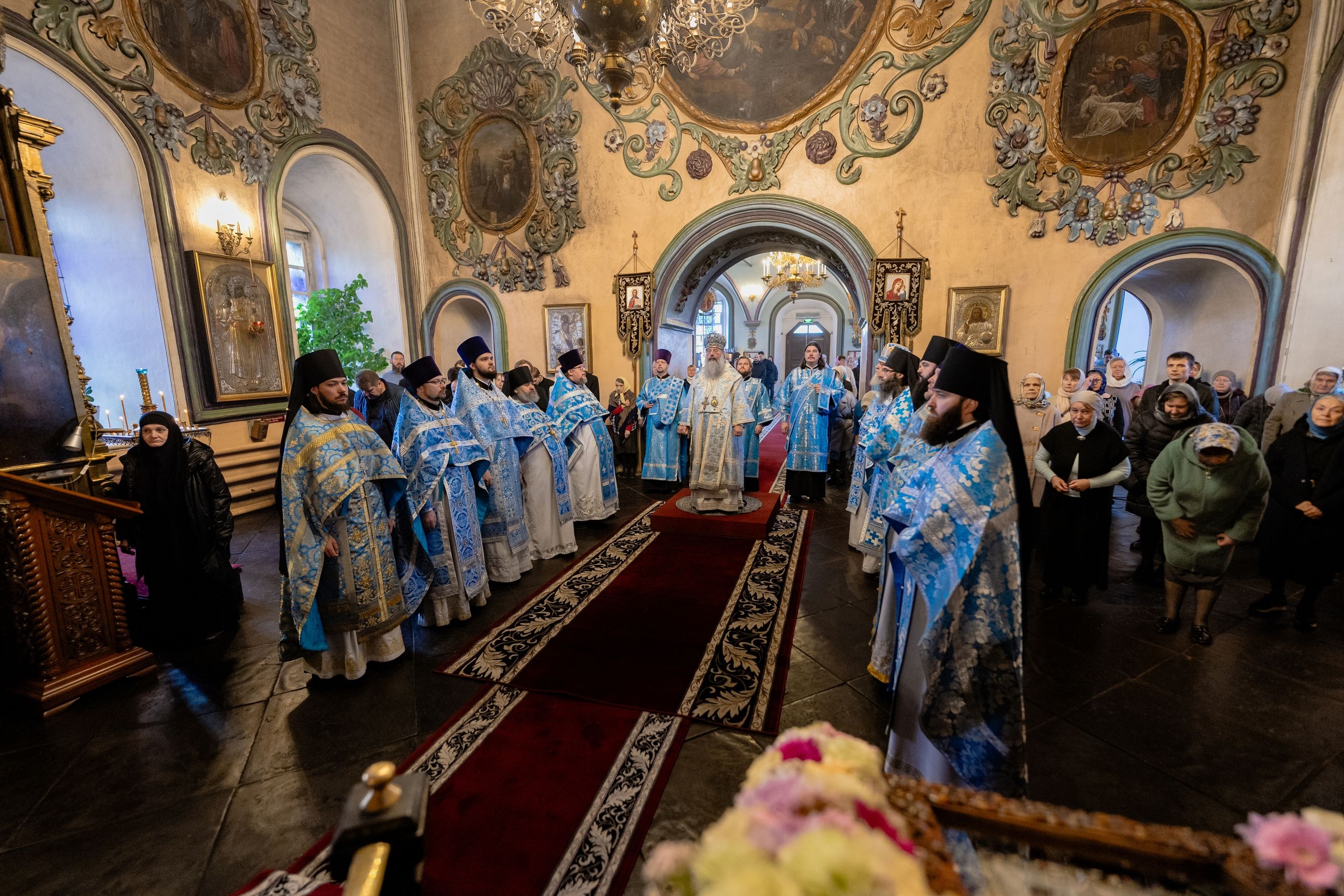 В праздник Седмиезерной иконы Божией Матери митрополит Кирилл совершил Литургию в Петропавловском соборе Казани