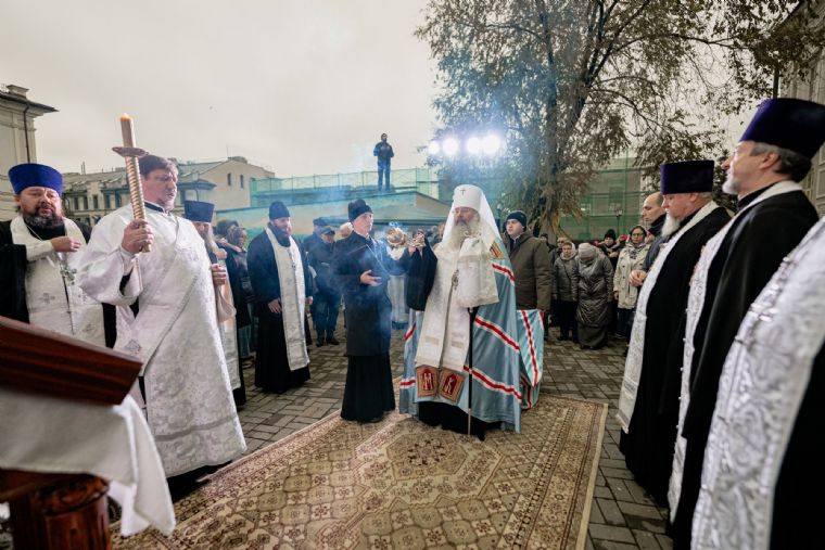 В День памяти жертв политических репрессий митрополит Кирилл совершил заупокойную литию у стен Никольского собора Казани