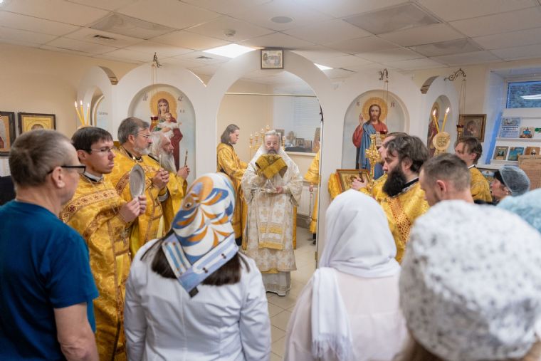 В день памяти апостола Луки митрополит Кирилл совершил Литургию в Пантелеимоновом храме на территории РКБ