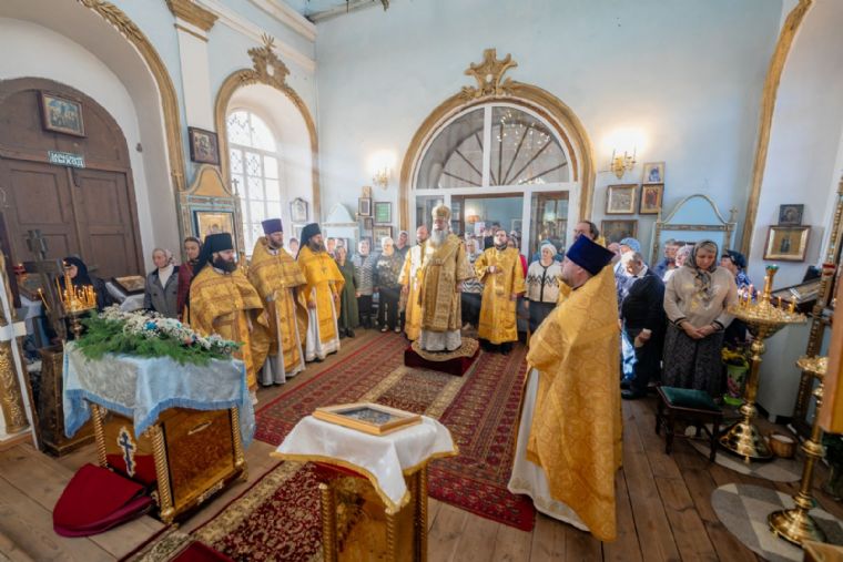 В Неделю 17-ю по Пятидесятнице митрополит Кирилл совершил Литургию в Покровском храме села Тагашево