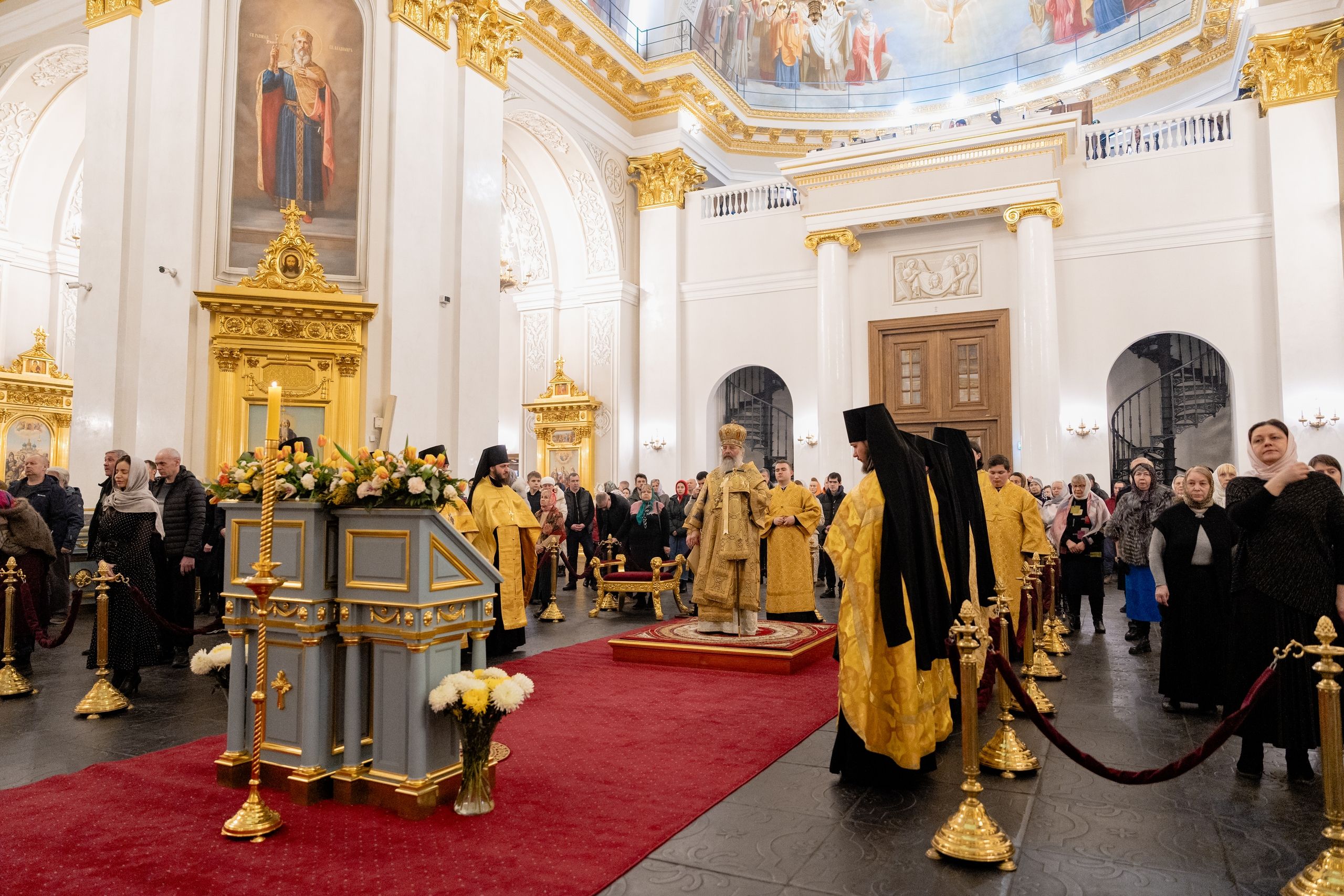 В канун Недели сыропустной митрополит Кирилл совершил всенощное бдение в Казанском кафедральном соборе