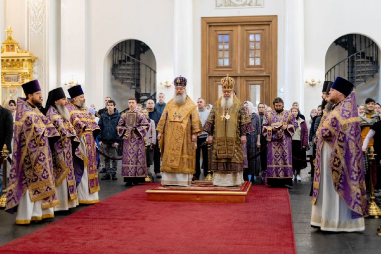 В Неделю 4-ю Великого поста митрополит Кирилл возглавил Литургию в Казанском кафедральном соборе
