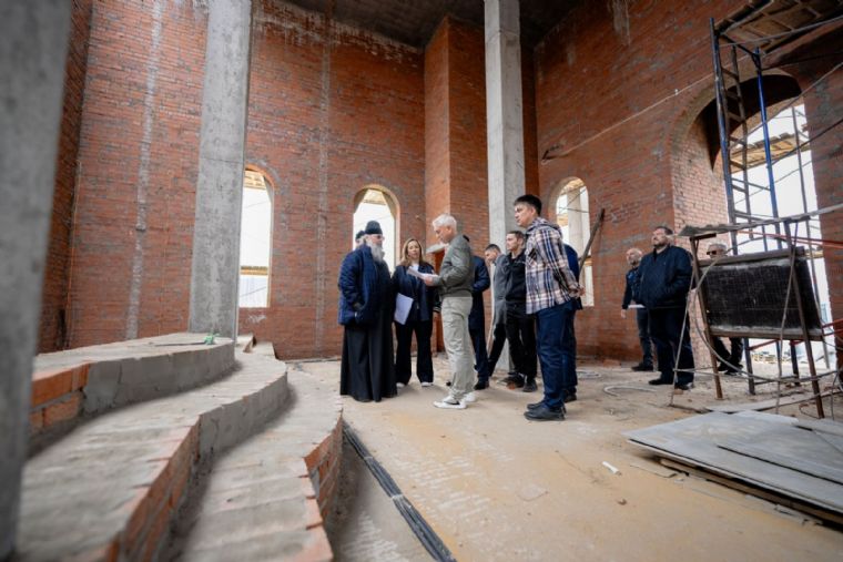 Митрополит Кирилл ознакомился с ходом строительства храма на территории Детской республиканской клинической больницы в Казани