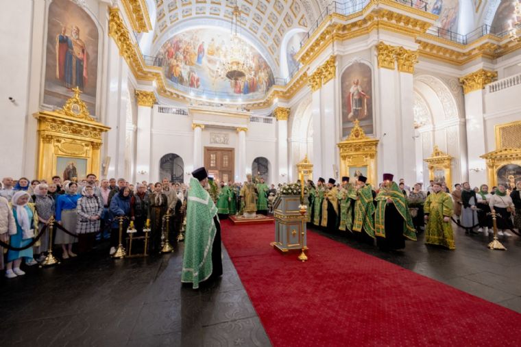 В канун Вербного воскресенья митрополит Кирилл совершил всенощное бдение в Казанском кафедральном соборе