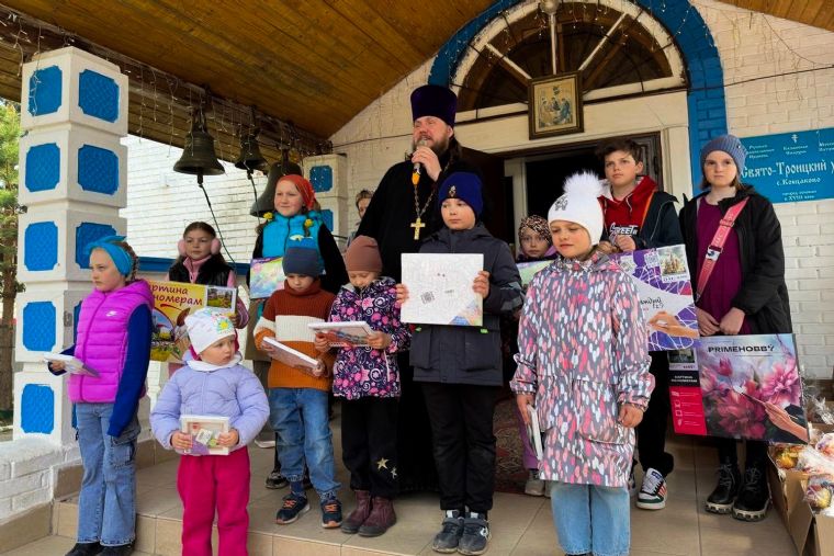 Священники Казанской епархии и добровольцы епархиальной комиссии по вопросам семьи поздравили с Пасхой воспитанников социальных учреждений