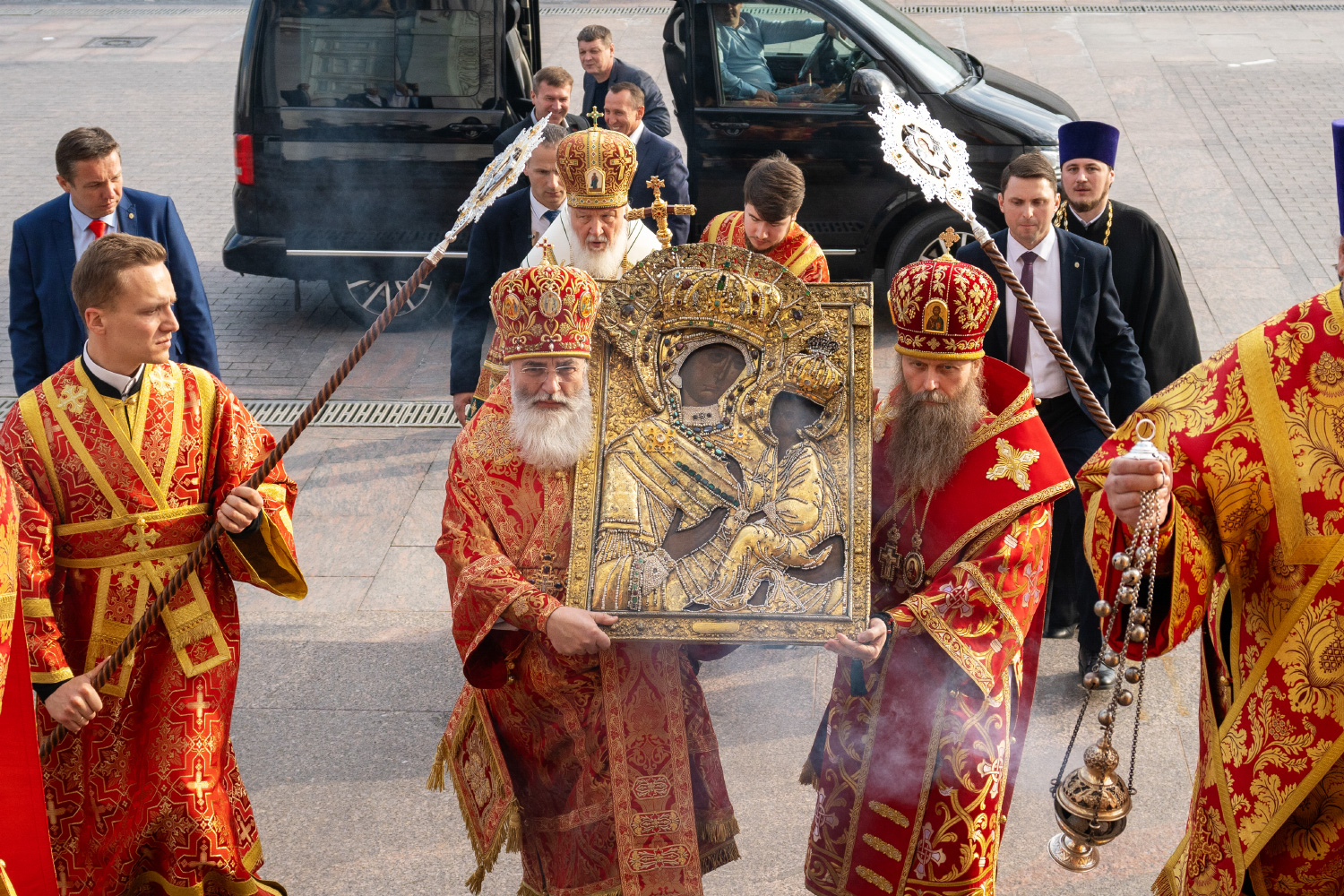 Святейший Патриарх Кирилл совершил встречу чудотворной Тихвинской иконы Божией Матери