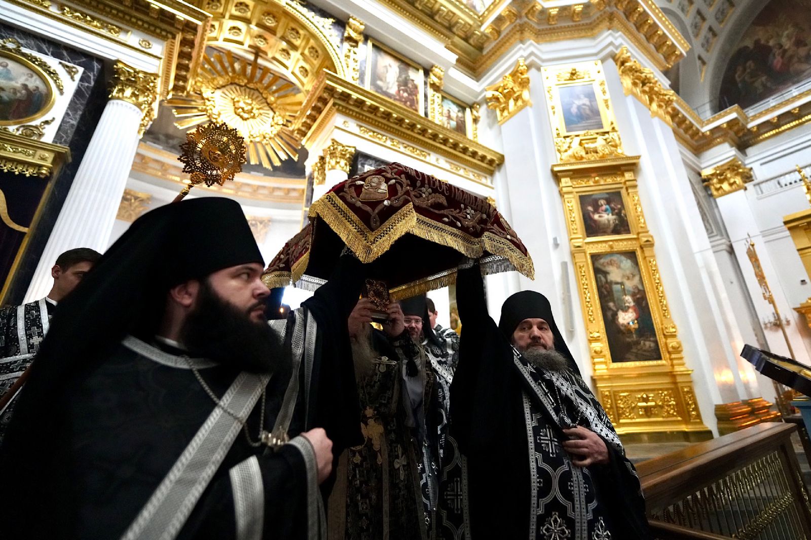 Митрополит Кирилл совершил вечерню с выносом Плащаницы в Казанском кафедральном соборе