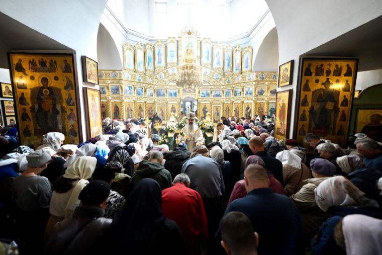 В Великую Субботу митрополит Кирилл совершил Литургию в Серафимовском храме Казани