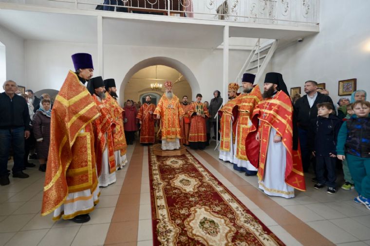 В субботу 2-й седмицы по Пасхе митрополит Кирилл совершил Литургию в храме Казанских святителей в селе Столбище