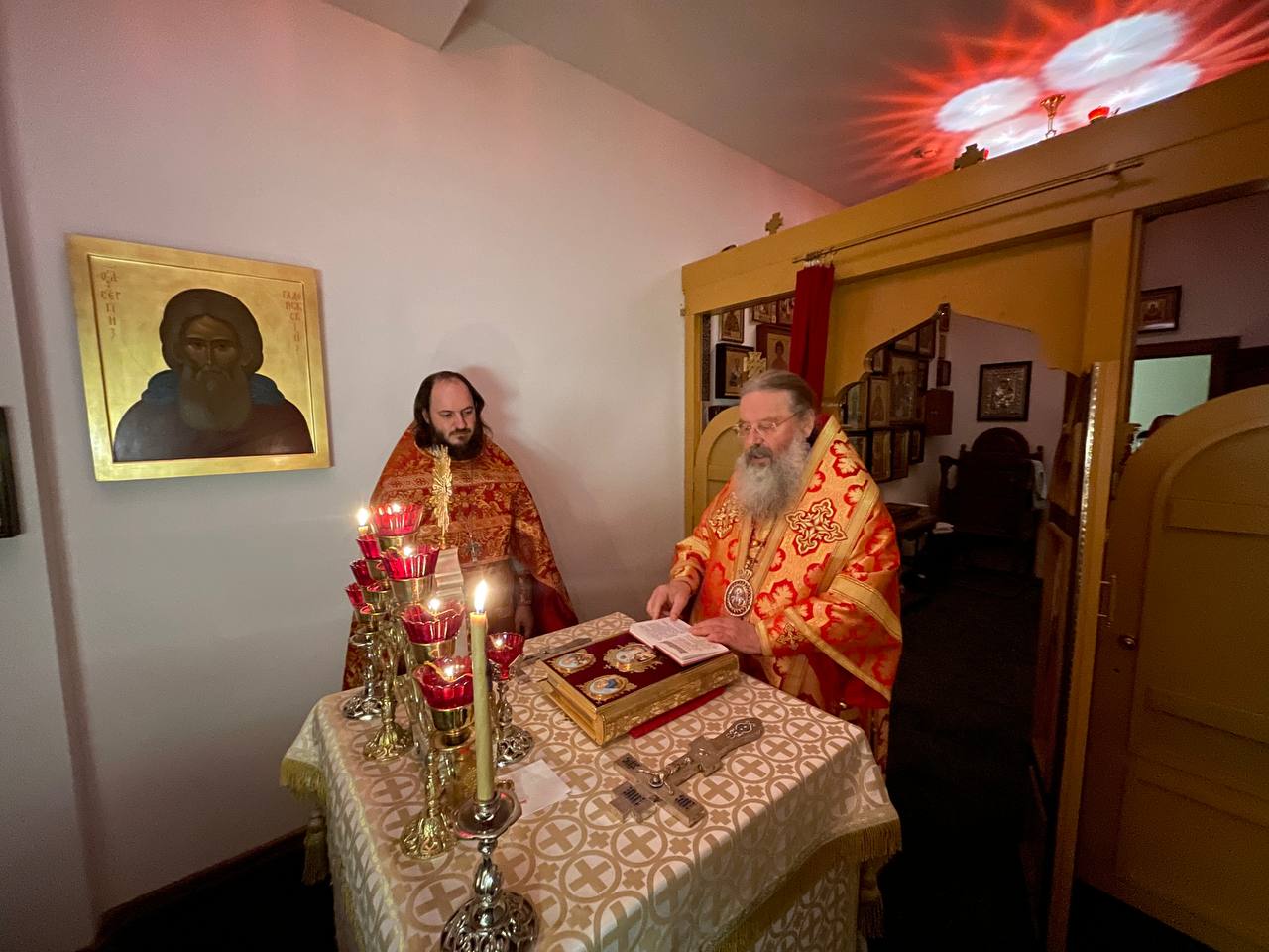 В Неделю святых жён-мироносиц митрополит Кирилл совершил Литургию в крестовом храме резиденции казанских митрополитов