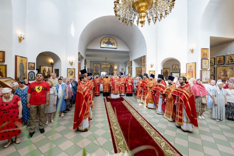 В день отдания праздника Пасхи митрополит Кирилл совершил Литургию в Серафимовском храме Казани