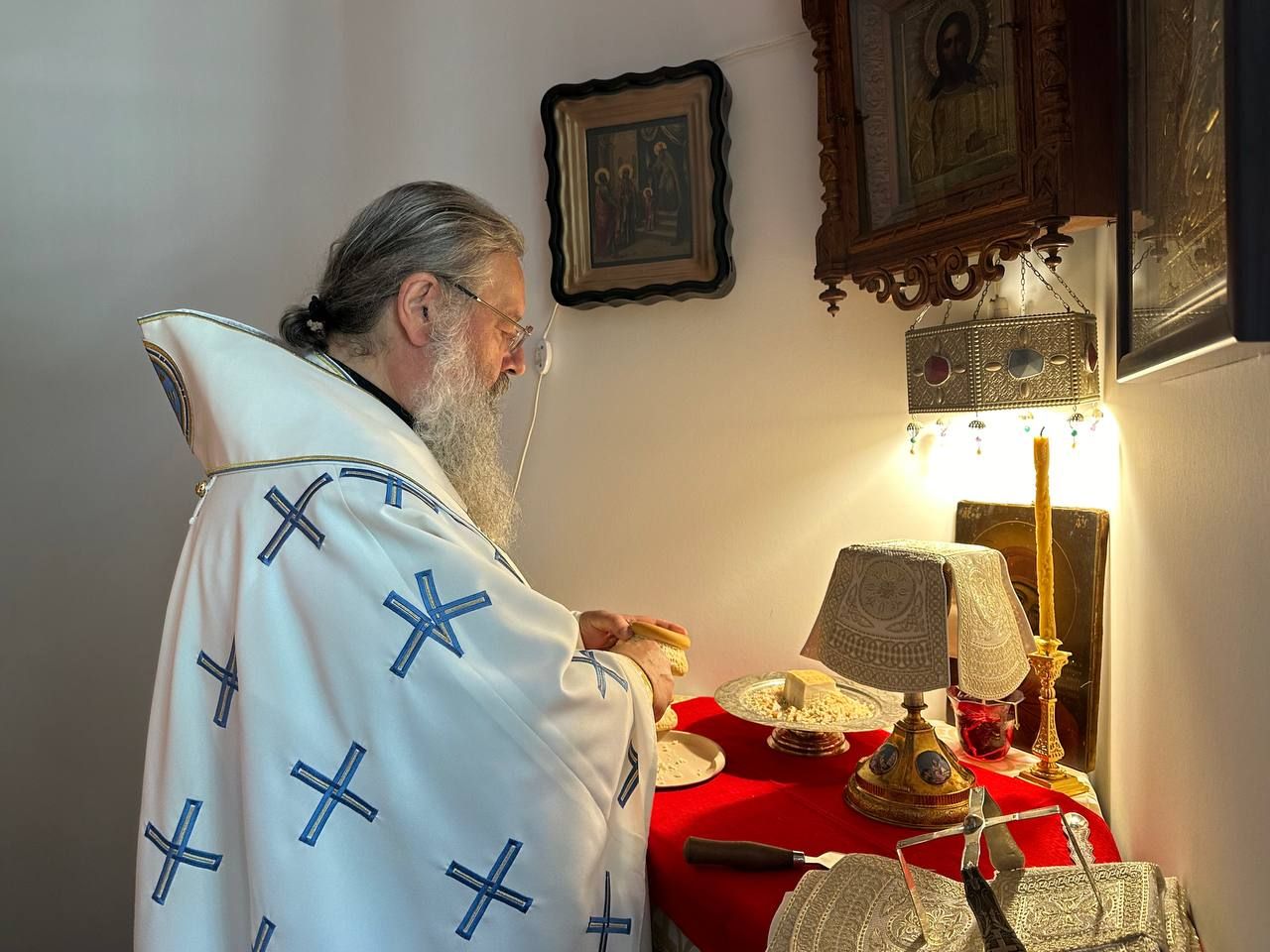 В день отдания праздника Вознесения Господня митрополит Кирилл совершил Литургию в крестовом храме резиденции казанских митрополитов