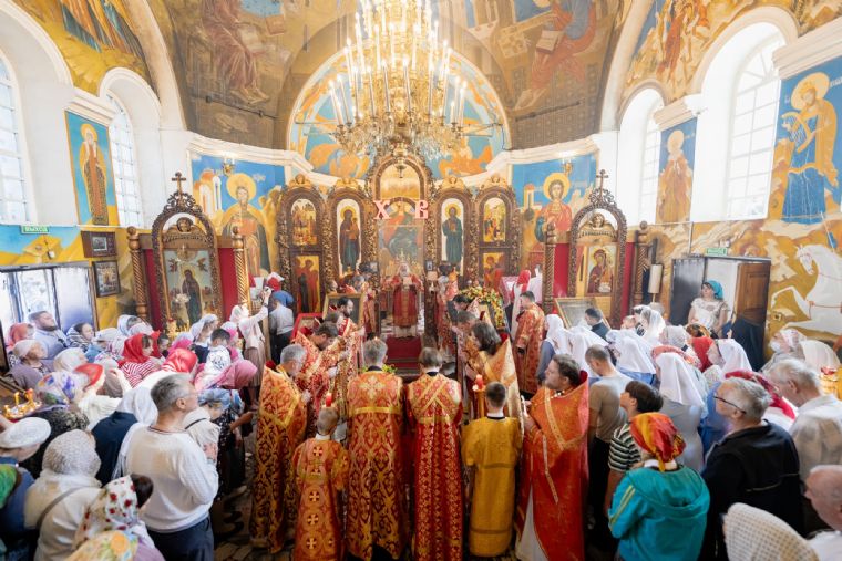 В Неделю 5-ю по Пасхе митрополит Кирилл совершил Литургию в Космодамиановском храме в Набережных Челнах