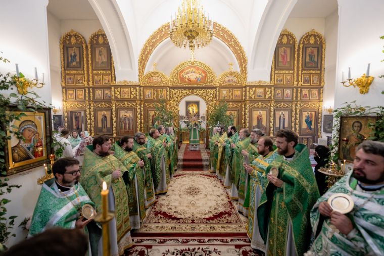В День Святого Духа митрополит Кирилл совершил Литургию в Варваринском храме Казани