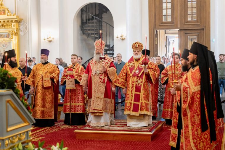 В канун Недели 6-й по Пасхе митрополит Кирилл и епископ Назарий совершили всенощное бдение в Казанском кафедральном соборе
