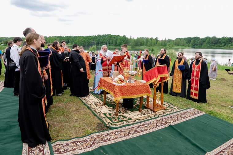 Митрополит Кирилл совершил закладку храма в честь праведного Иоанна Русского в деревне Званка