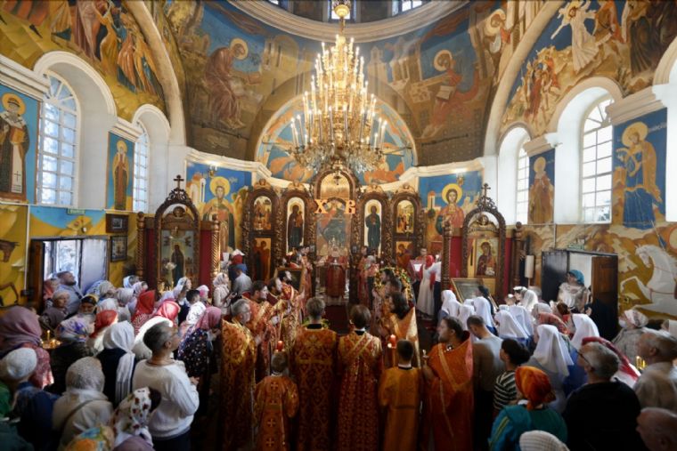 В Неделю 5-ю по Пасхе митрополит Кирилл совершил Литургию в Космодамиановском храме в Набережных Челнах