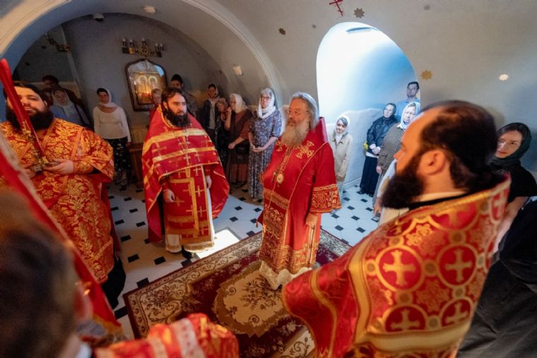 В субботу седмицы 5-й по Пасхе митрополит Кирилл совершил Литургию в Пещерном храме Казанского собора