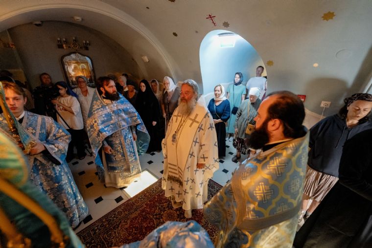 Митрополит Кирилл совершил Литургию в Пещерном храме Казанского кафедрального собора