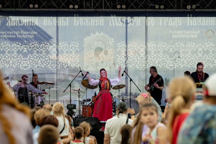 В праздник Казанской иконы Божией Матери на Кремлёвской набережной состоялся концерт известной певицы Татьяны Куртуковой