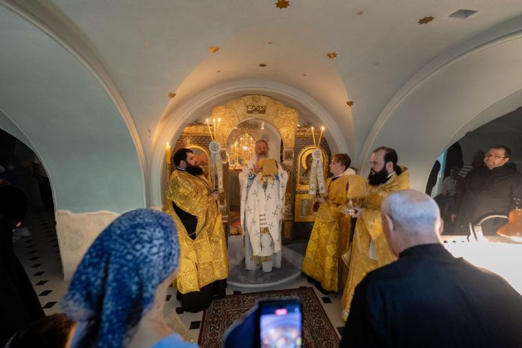 Митрополит Кирилл совершил Литургию в Пещерном храме Казанского кафедрального собора
