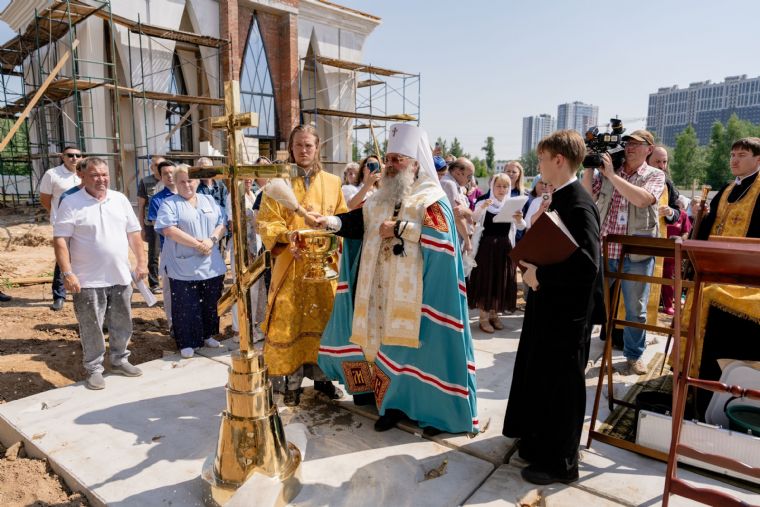 Митрополит Кирилл совершил чин освящения купола и креста для строящегося храма на территории Детской республиканской клинической больницы в Казани