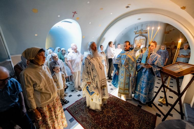 В праздник Владимирской иконы Божией Матери митрополит Кирилл совершил Литургию в Пещерном храме Казанского собора