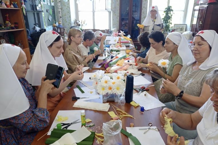 Сёстры милосердия Казани изготавливают бумажные бутоны для благотворительной акции «Белый цветок»