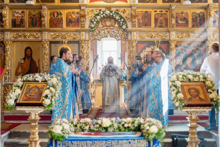 В праздник Успения Пресвятой Богородицы митрополит Кирилл совершил Литургию в Успенском монастыре в Свияжске