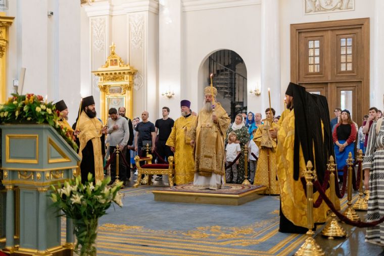 В канун Недели 6-й по Пятидесятнице митрополит Кирилл совершил всенощное бдение в Казанском кафедральном соборе
