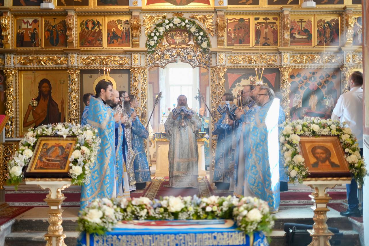 В праздник Успения Пресвятой Богородицы митрополит Кирилл совершил Литургию в Успенском монастыре в Свияжске