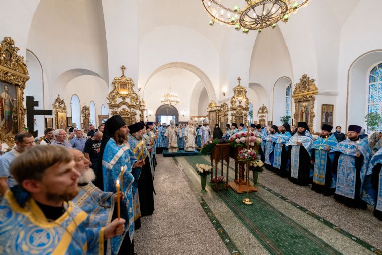 В канун праздника Грузинской иконы Божией Материм митрополит Кирилл совершил всенощное бдение в Раифском Богородицком монастыре