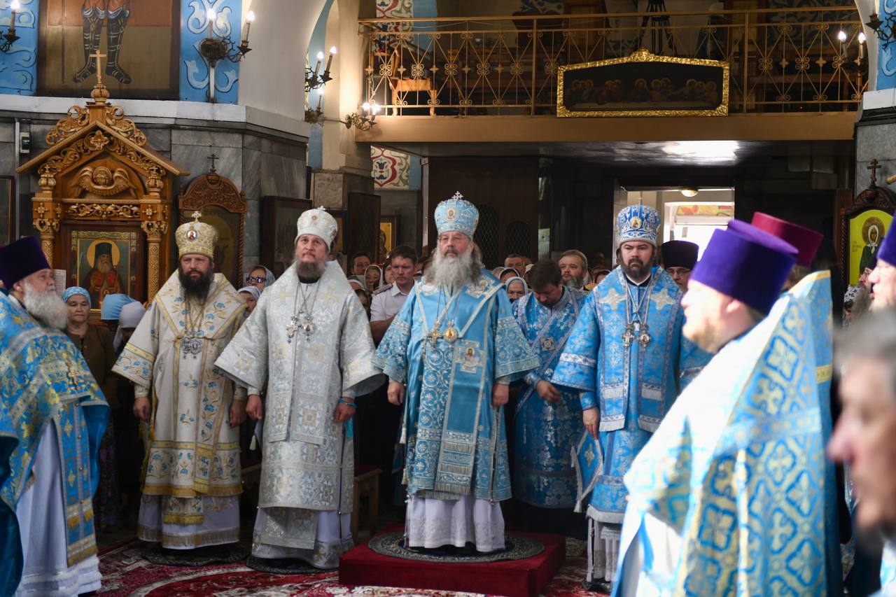 Архипастыри Татарстанской митрополии совершили Литургию в Вознесенском соборе в городе Набережные Челны