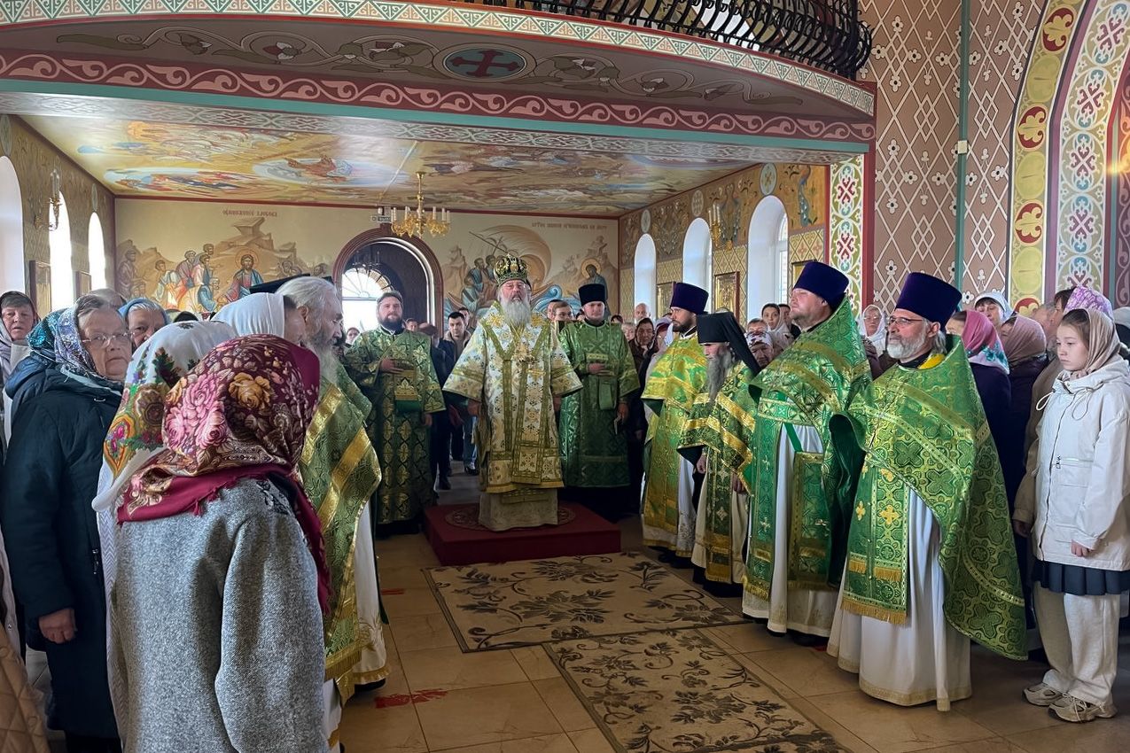 В Покровскую родительскую субботу митрополит Кирилл совершил Литургию в Сергиевском храме в селе Дрожжаное