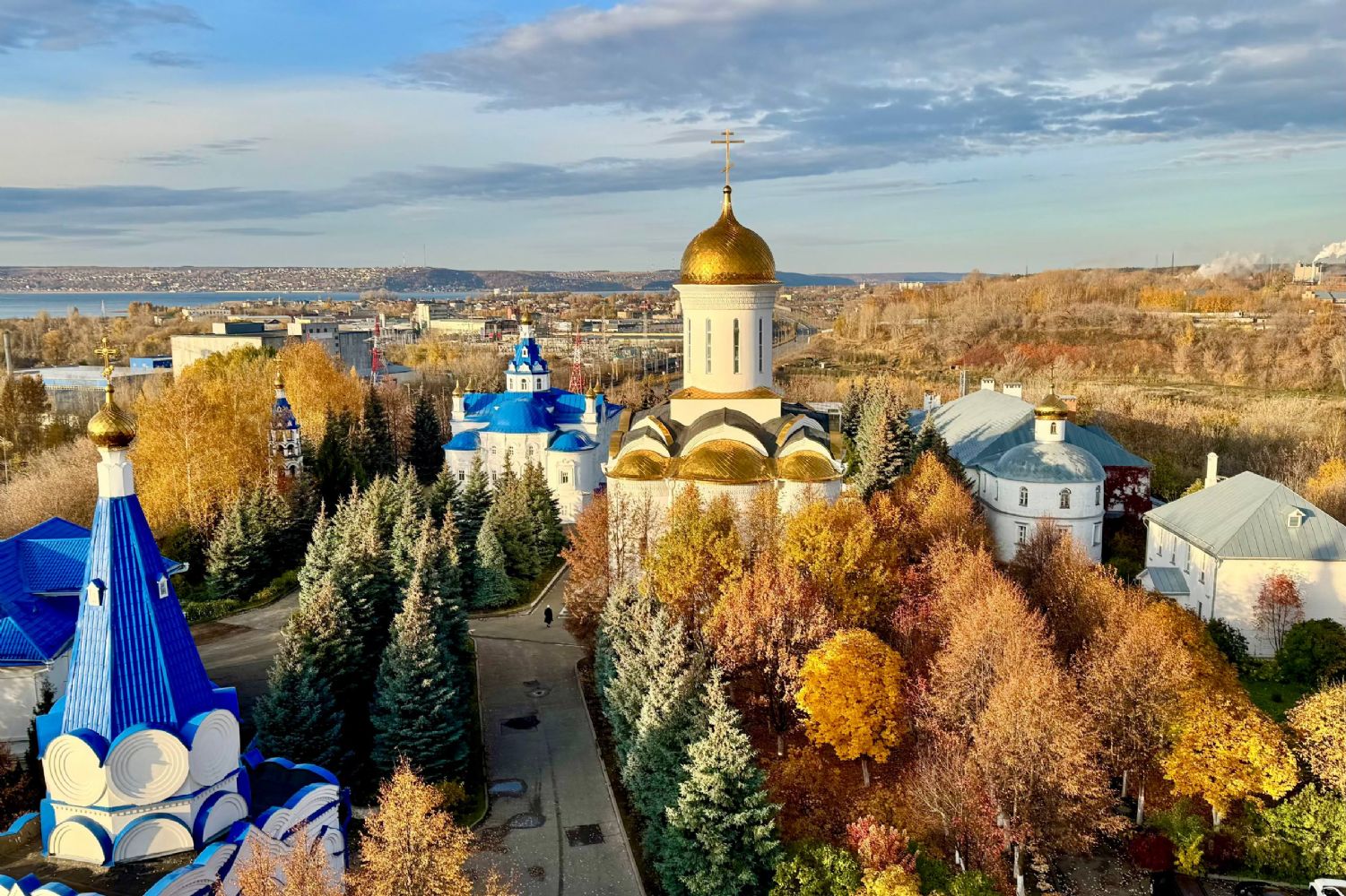 В день памяти мучеников Казанских митрополит Кирилл совершил Литургию в Успенском Зилантовом монастыре