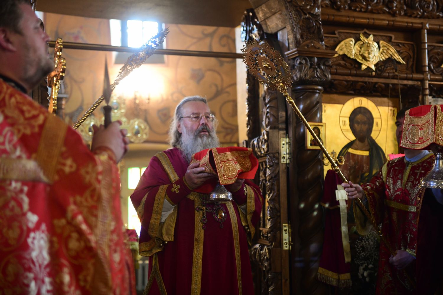 В день памяти мучеников Казанских митрополит Кирилл совершил Литургию в Успенском Зилантовом монастыре