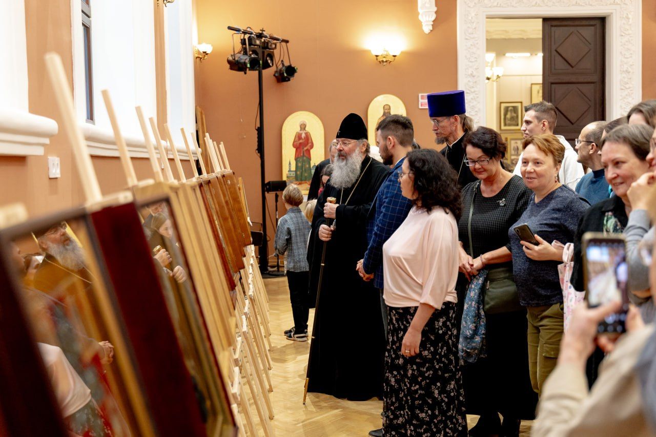 Митрополит Кирилл посетил открытие выставки икон в Казанском художественном училище