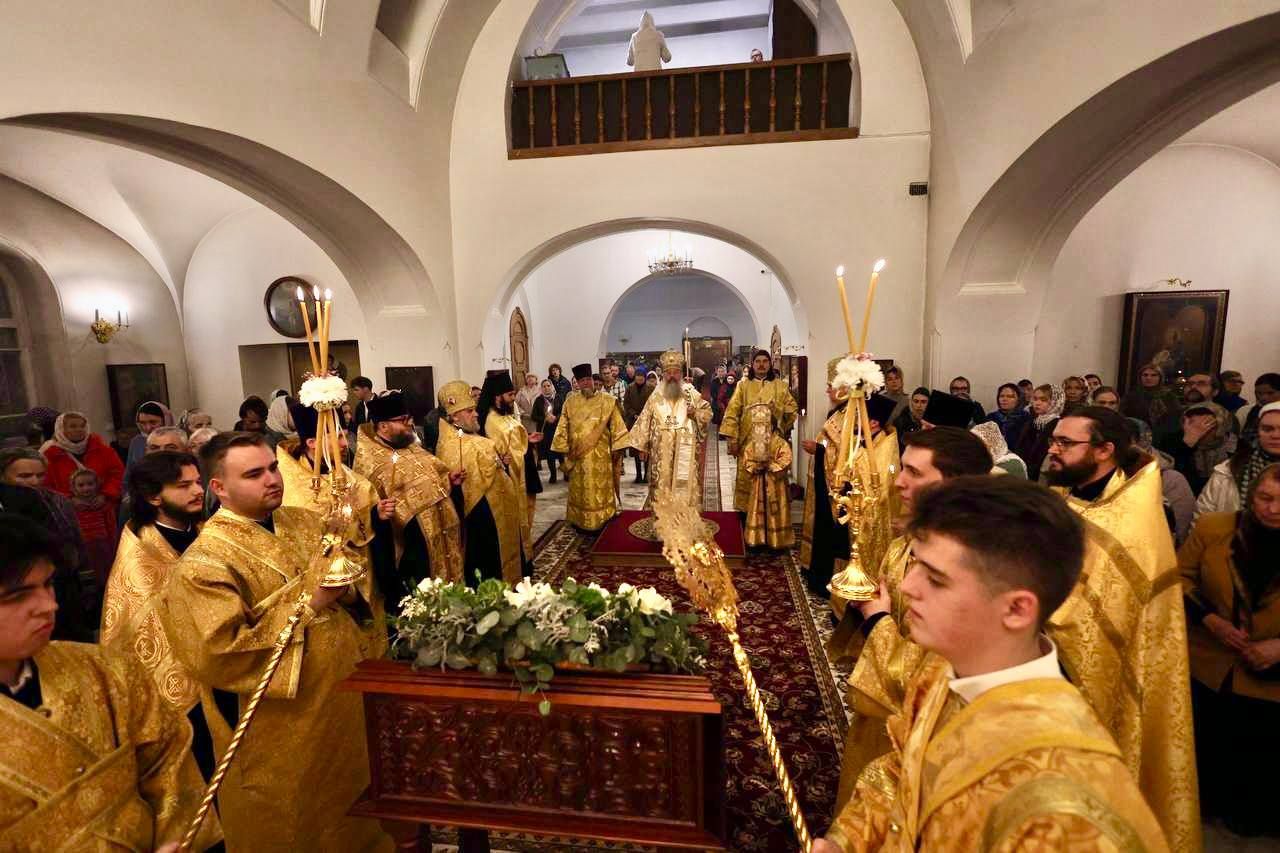 В канун Недели 19-й по Пятидесятнице митрополит Кирилл совершил всенощное бдение в Варваринском храме Казани