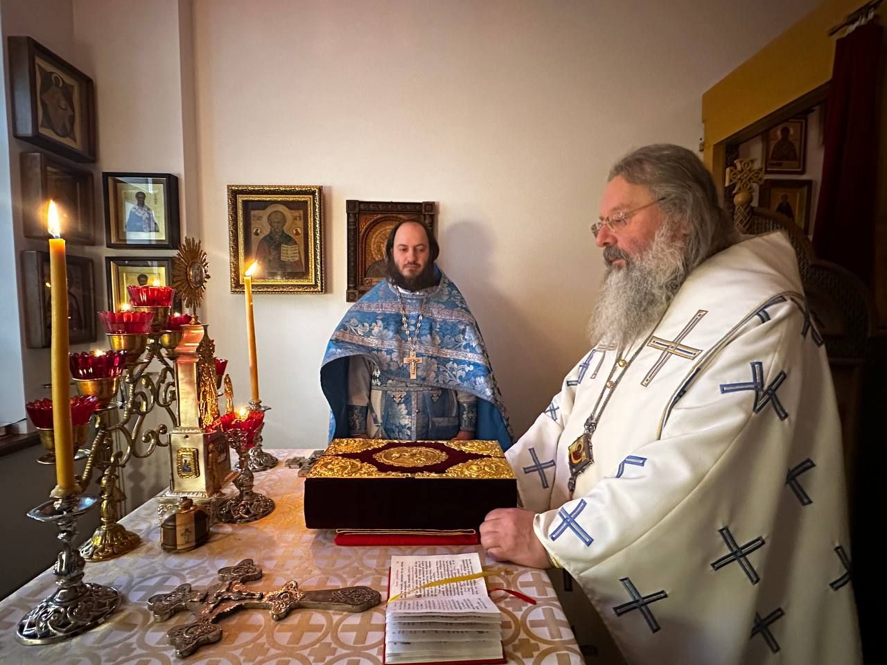 В день памяти преподобного Космы Маиумского митрополит Кирилл совершил Литургию в крестовом храме архиерейской резиденции