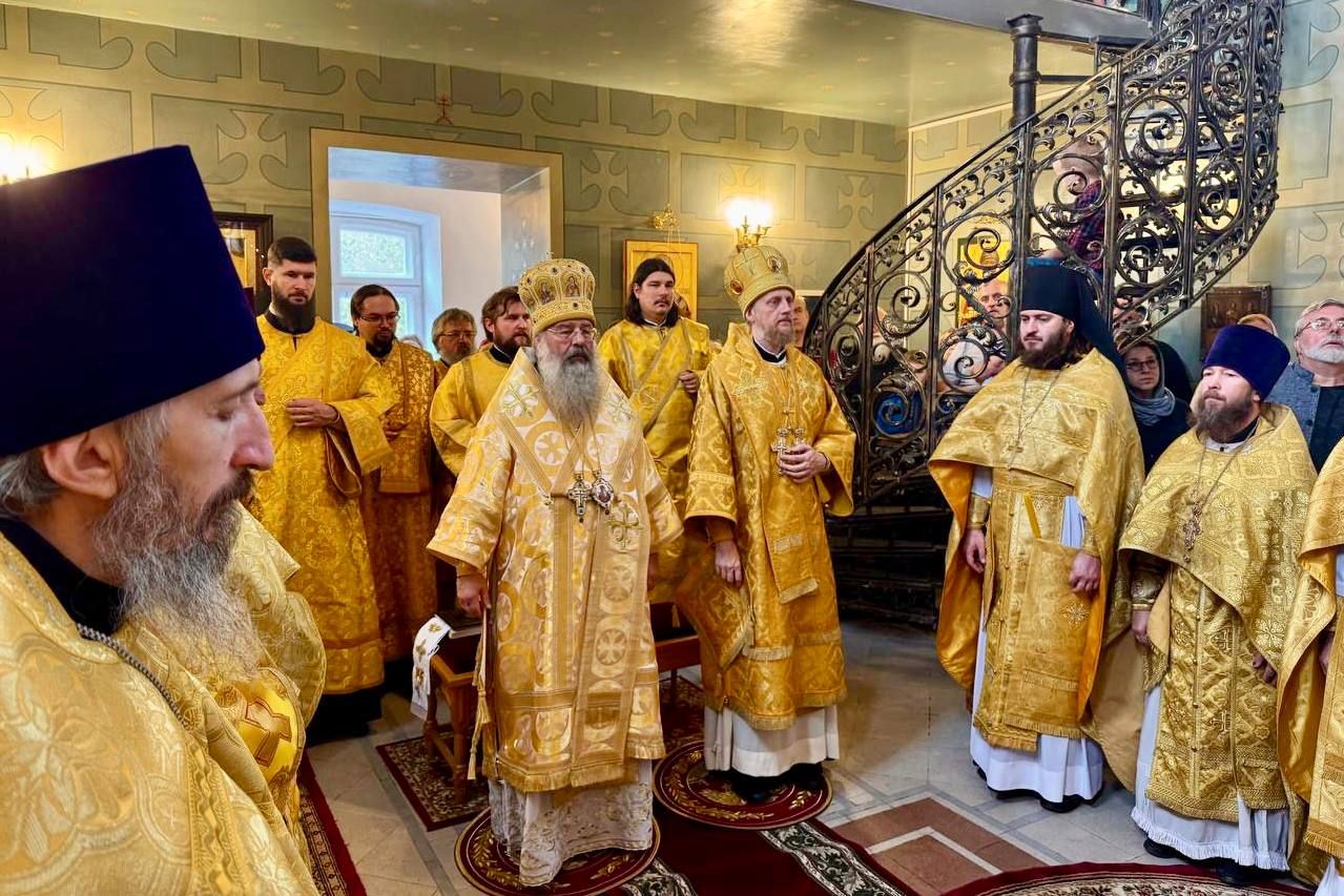 Митрополит Кирилл и епископ Феоктист совершили освящение надвратного Петропавловского храма Никольского монастыря в Переславле-Залесском